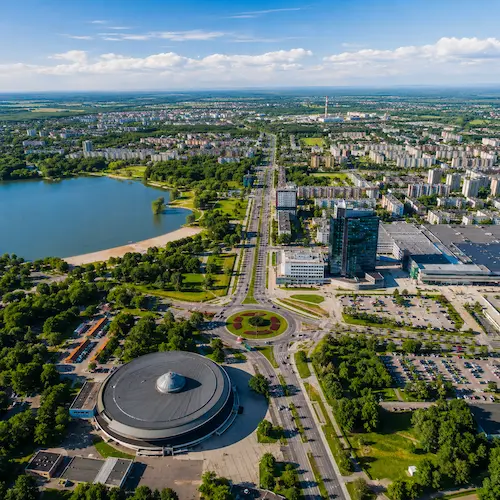 Widok z lotu ptaka na Tychy z jeziorem Paprocańskim i osiedlami mieszkaniowymi – obszar obsługi montażu klimatyzacji KLIMA-T