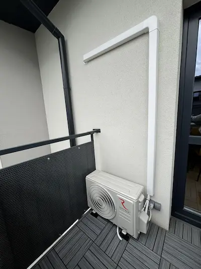 Jednostka zewnętrzna klimatyzatora Rotenso zamontowana na balkonie w nowym budownictwie w Tychach – estetyczna trasa instalacji KLIMA-T