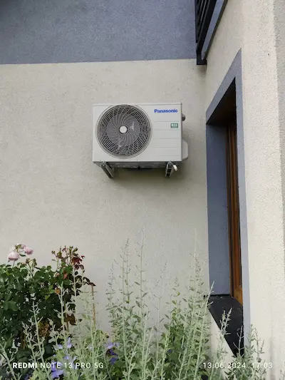 Jednostka zewnętrzna klimatyzatora Panasonic zamontowana na elewacji domu jednorodzinnego w Tychach – realizacja KLIMA-T